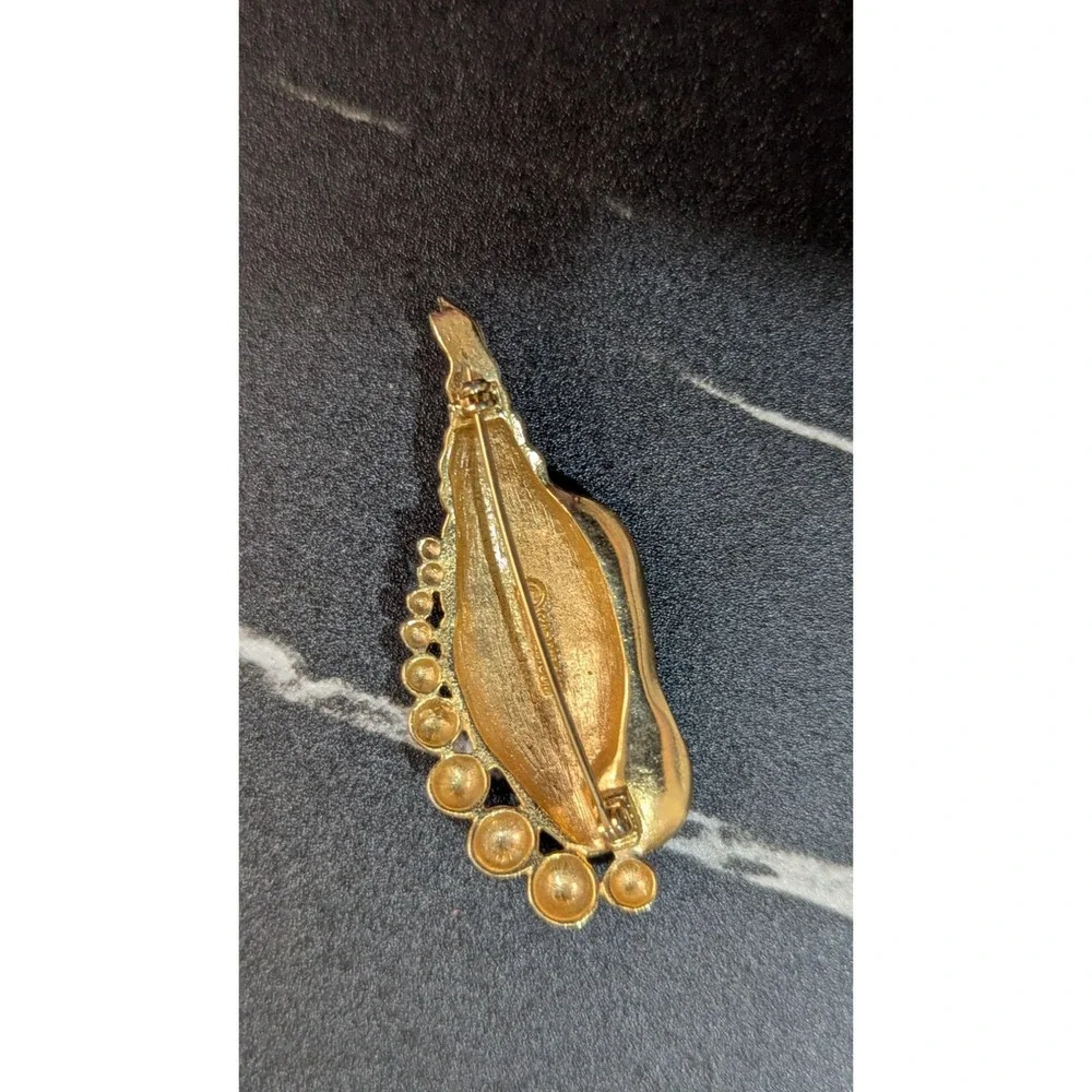 Vintage Trifari Gold Tone White Enamel Seashell Brooch Nautical Pin 2 Inch‎